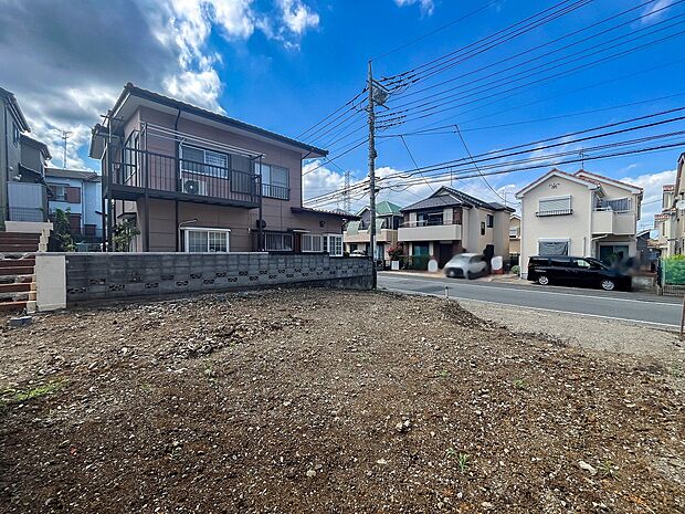 閑静な住宅街の陽当りに恵まれた土地。たくさんの想いが美しいカタチに彩られます。