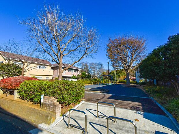 閑静な住宅街にある公園。陽当りも良く、休憩するのにちょうど良い公園です。