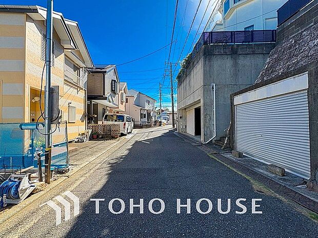 前面道路含む現地写真『快適』は「家」と「街」と「環境」が調和した時に訪れるだと改めて感じさせてくれます。