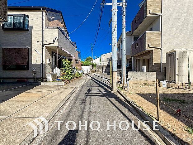 前面道路含む現地写真『快適』は「家」と「街」と「環境」が調和した時に訪れるだと改めて感じさせてくれます。