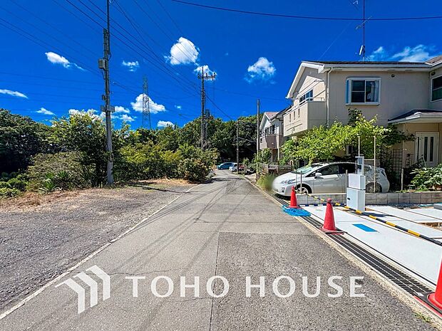 前面道路含む現地写真『快適』は「家」と「街」と「環境」が調和した時に訪れるだと改めて感じさせてくれます。