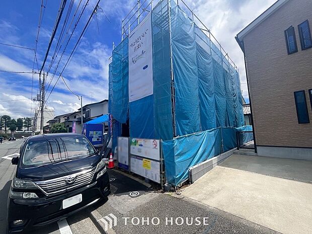 住む人を映し出す洗練された佇まいは、いつまでも輝き続けながらいつしか街の風景に溶け込んでいきます。