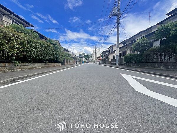 前面道路含む現地写真『快適』は「家」と「街」と「環境」が調和した時に訪れるだと改めて感じさせてくれます。