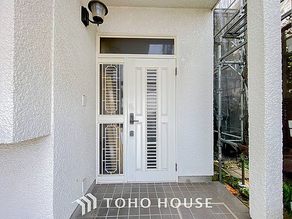 住む人や訪れる人やさしくエスコートする玄関アプローチ。
