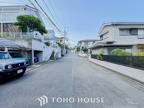 前面道路含む現地写真『快適』は「家」と「街」と「環境」が調和した時に訪れるだと改めて感じさせてくれます。