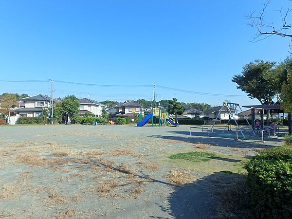 住宅街の中にあるやや広めの公園。ブランコと滑り台があるので子供も遊びやすいです。