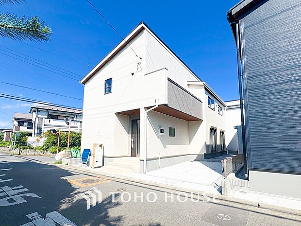 前面道路含む現地写真『快適』は「家」と「街」と「環境」が調和した時に訪れるだと改めて感じさせてくれます。