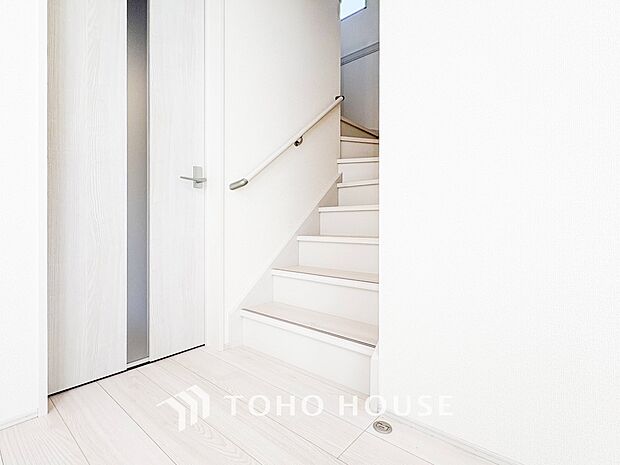 階段にはお子様やお年寄りに安心な手すりをご用意。