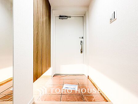 居住者の帰り、訪れる方を優しく迎えてくれる玄関です。