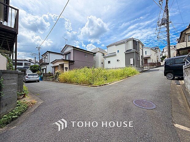前面道路含む現地写真『快適』は「家」と「街」と「環境」が調和した時に訪れるだと改めて感じさせてくれます。