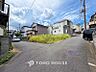 外観：前面道路含む現地写真『快適』は「家」と「街」と「環境」が調和した時に訪れるだと改めて感じさせてくれます。