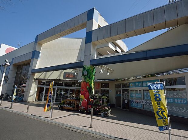 毎日の食卓を飾る新鮮な食料品が揃います。