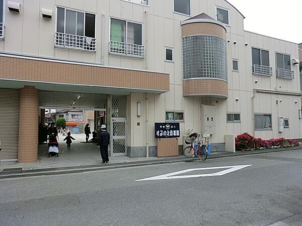 緑豊かな広い園庭があり、子どもたちは伸び伸びと過ごしています。預かり保育制度、週2回の給食があります