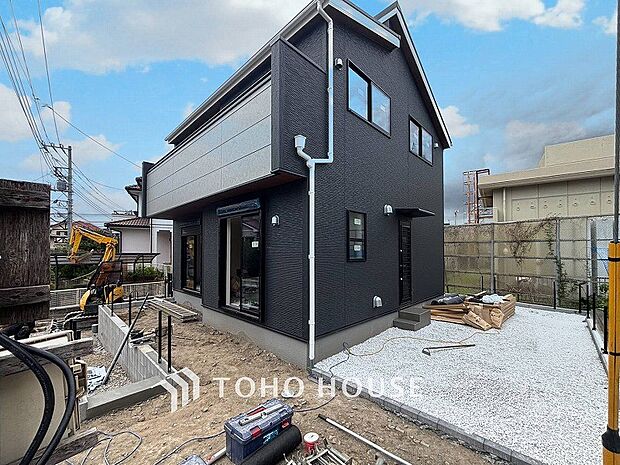爽やかな青空の下に贅沢なほどに降り注ぐ陽光、豊かな居住性と、クオリティが見事に調和した住空間。