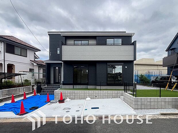 住む人を映し出す洗練された佇まいは、いつまでも輝き続けながらいつしか街の風景に溶け込んでいきます。