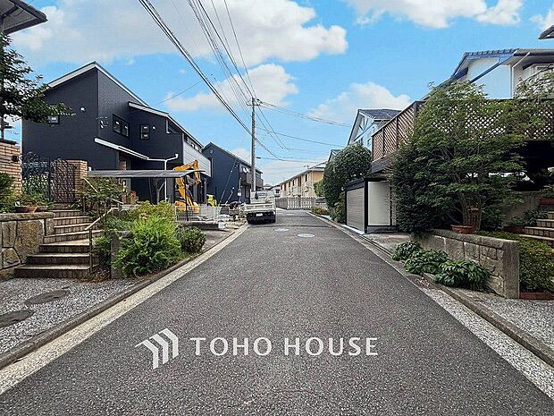 前面道路含む現地写真『快適』は「家」と「街」と「環境」が調和した時に訪れるだと改めて感じさせてくれます。