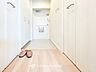 室内：上質感漂う廊下。居住者の帰り、訪れる方を優しく迎え安らぎに満ちた生活空間を予感させます。