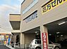 周辺：お薬や日用品はもちろん、食品・お酒などをお手ごろ価格で取り揃える頼もしいお店。朝9時から開店しています。