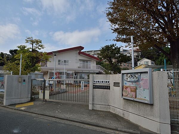 幼稚園のような広い園庭と木立が印象的な保育園。
