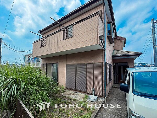 住む人や訪れる人やさしくエスコートする玄関アプローチ。