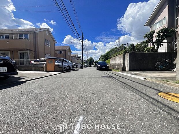 前面道路含む現地写真『快適』は「家」と「街」と「環境」が調和した時に訪れるだと改めて感じさせてくれます。