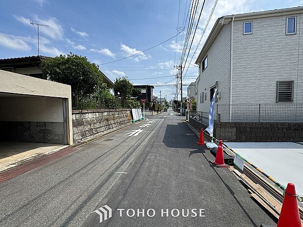 前面道路含む現地写真『快適』は「家」と「街」と「環境」が調和した時に訪れるだと改めて感じさせてくれます。