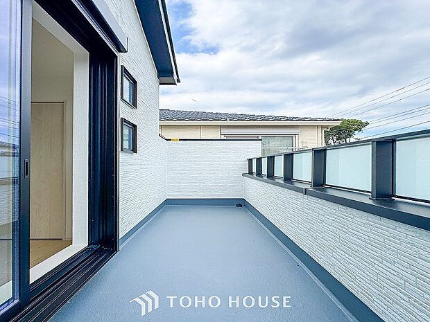 暮らしの中で光と風を演出してくれるバルコニー。