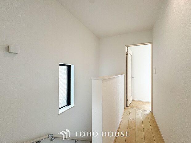 上質感漂う廊下。居住者の帰り、訪れる方を優しく迎え安らぎに満ちた生活空間を予感させます。