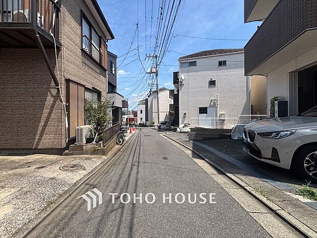 前面道路含む現地写真『快適』は「家」と「街」と「環境」が調和した時に訪れるだと改めて感じさせてくれます。