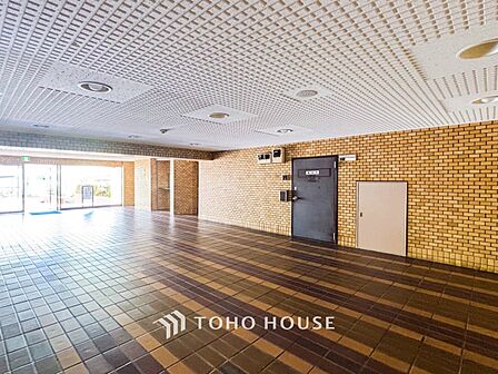 住まう誇らしさと安心感を演出する落ち着いた雰囲気のエントランス。