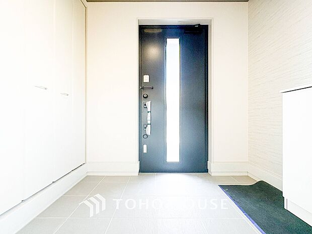 居住者の帰り、訪れる方を優しく迎えてくれる開放感のある玄関。