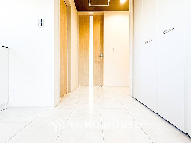 上質感漂う廊下。居住者の帰り、訪れる方を優しく迎え安らぎに満ちた生活空間を予感させます。