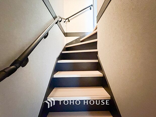 各フロアを結ぶ階段。集いの空間と一人の時間を楽しむプライベートルームをバランスよく繋いでいます。