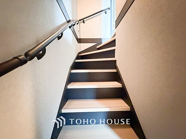 各フロアを結ぶ階段。集いの空間と一人の時間を楽しむプライベートルームをバランスよく繋いでいます。