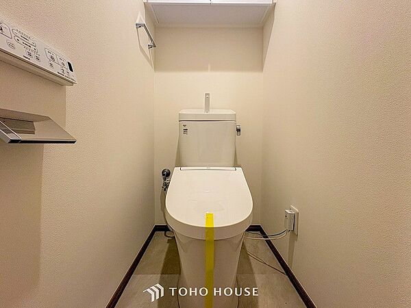 トイレはシンプルにホワイトで統一した温水洗浄付です。