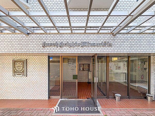 住まう誇らしさと安心感を演出する落ち着いた雰囲気のエントランス。