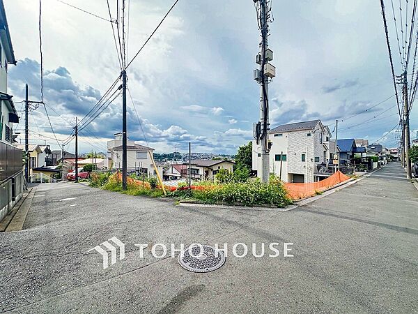 前面道路含む現地写真『快適』は「家」と「街」と「環境」が調和した時に訪れるだと改めて感じさせてくれます。