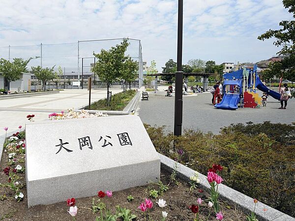 広場や芝生が整備されています。春には約60本もの桜の木がピンク色に染まる景色を楽しむことができます。