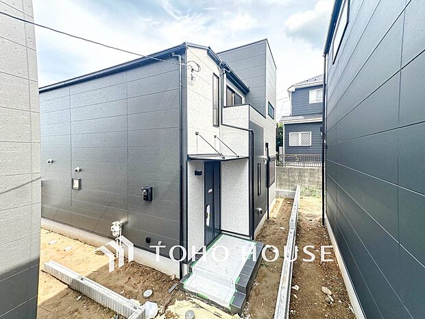 住む人や訪れる人やさしくエスコートする玄関アプローチ。