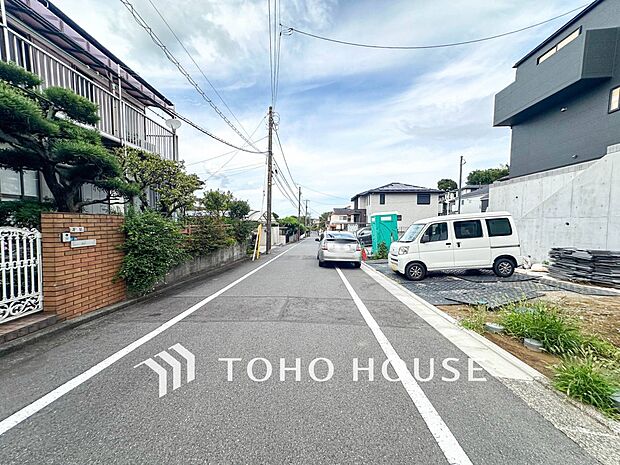前面道路含む現地写真『快適』は「家」と「街」と「環境」が調和した時に訪れるだと改めて感じさせてくれます。