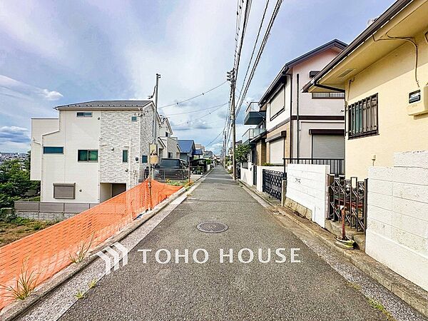前面道路含む現地写真『快適』は「家」と「街」と「環境」が調和した時に訪れるだと改めて感じさせてくれます。