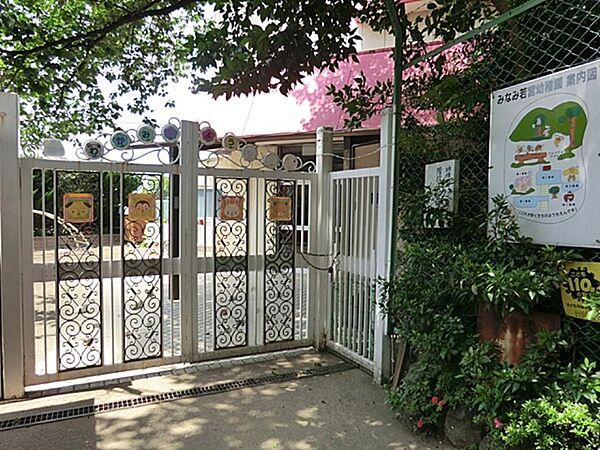 緑豊かな自然に囲まれた幼稚園です。子どもたちは園庭や神社の境内で毎日元気いっぱい遊んでいます。