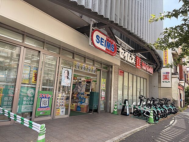 お薬や日用品はもちろん、冷凍食品・酒などをお手ごろ価格で取り揃える頼もしいお店。楽天ポイントを貯めることも使うこともできます。