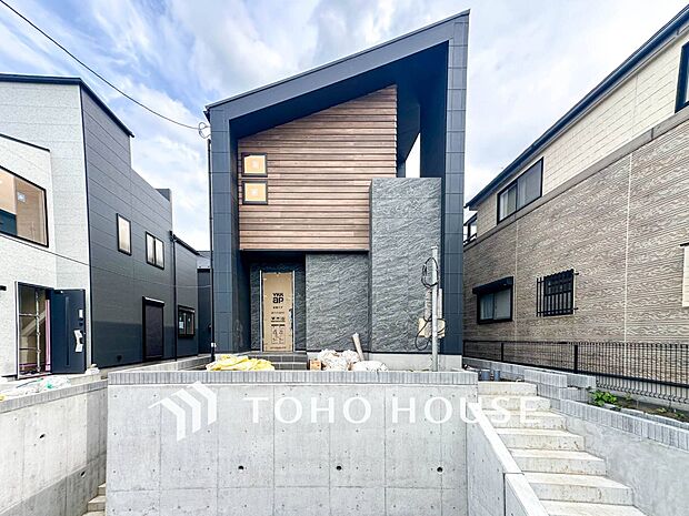 住む人や訪れる人やさしくエスコートする玄関アプローチ。