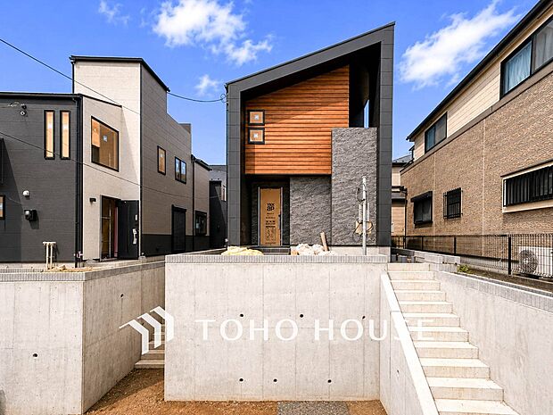 爽やかな青空の下に贅沢なほどに降り注ぐ陽光、豊かな居住性と、クオリティが見事に調和した住空間。