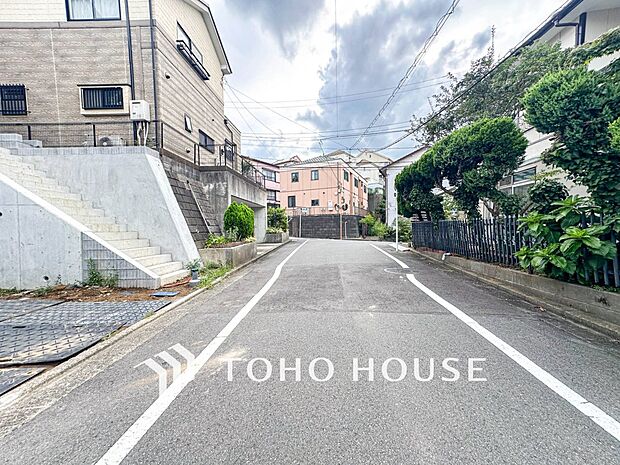 前面道路含む現地写真『快適』は「家」と「街」と「環境」が調和した時に訪れるだと改めて感じさせてくれます。