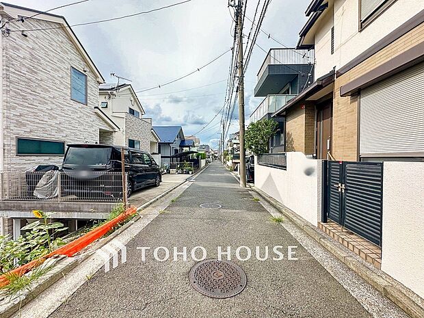 前面道路含む現地写真『快適』は「家」と「街」と「環境」が調和した時に訪れるだと改めて感じさせてくれます。