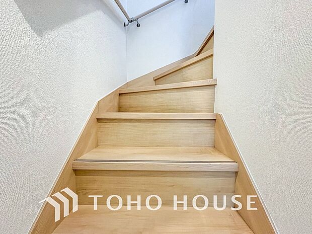 パブリックゾーンとプライベートゾーン繋ぐ階段。豊かな陽光が注ぎ込み、爽やかな住空間を演出。