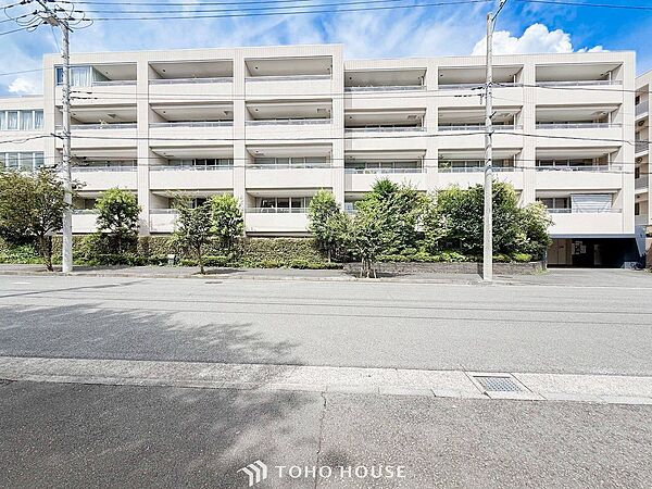 前面道路含む現地写真『快適』は「家」と「街」と「環境」が調和した時に訪れるだと改めて感じさせてくれます。