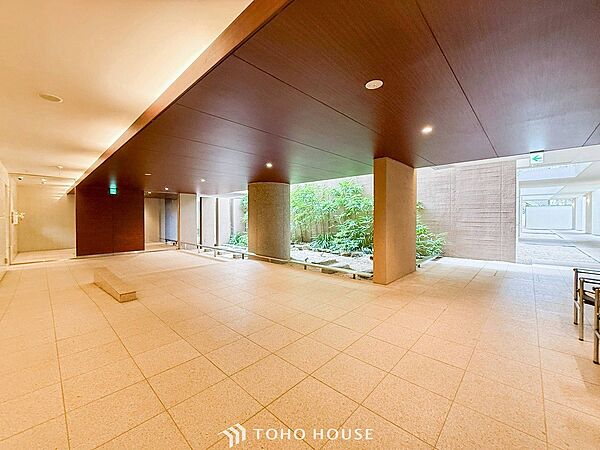 住まう誇らしさと安心感を演出する落ち着いた雰囲気のエントランス。
